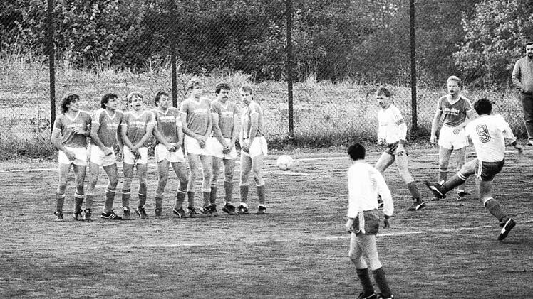 Die Mauer h&auml;lt: Kein Schussgl&uuml;ck hat Reiterswiesens Jan Mast im Spiel gegen die DJK Waldberg. Fotos: Archiv