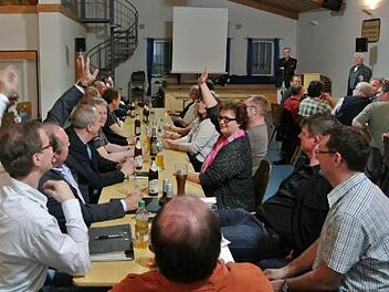 Nach einem Jahr Detailarbeit in den Arbeitskreisen konnten die Ergebnisse den Kleinlangheimer Bürgern vorgestellt werden. Diese durften bewerten, welche Projekte sie gerne in der Dorferneuerung sehen möchten.  Foto: Sabine Berthold