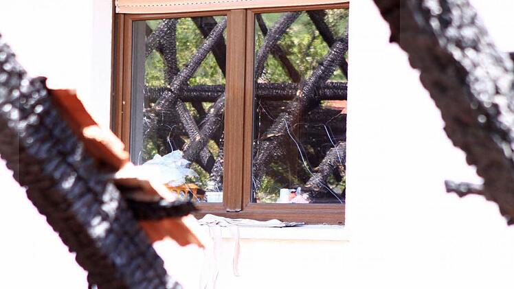 Am Wohnhaus sind Fensterscheiden geborsten und Rollläden geschmolzen.