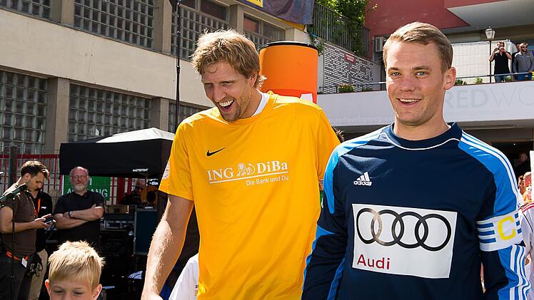 Dirk Nowitzki und Manuel Neuer laufen ein. Foto: Tobias Köpplinger