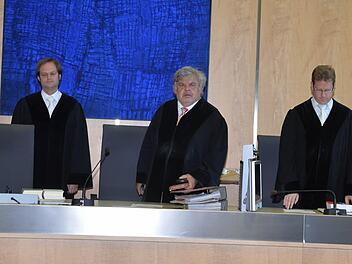 Vorsitzender Richter Gerhard Amend (Mitte) mit seinen Beisitzern, Ingo Knecht-Günther (links) und Michael Koch (rechts). Die Erste Große Strafkammer wurde ergänzt von zwei Laienrichtern aus dem Landkreis Lichtenfels (nicht mit im Bild). Archivbild: Ronald Rinklef