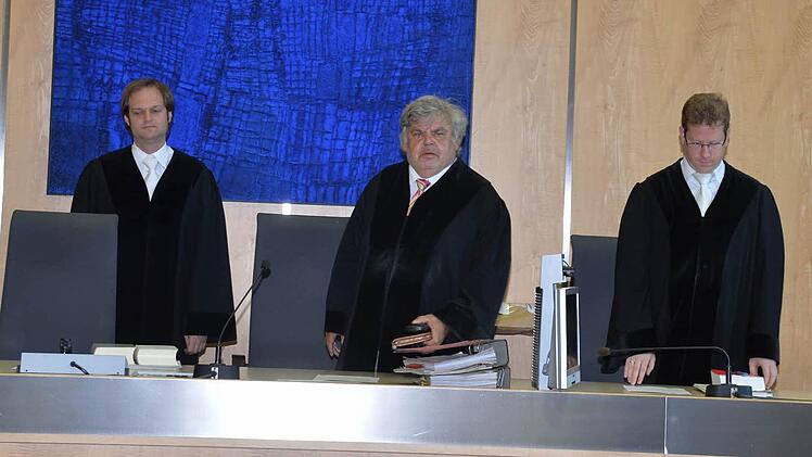 Vorsitzender Richter Gerhard Amend (Mitte) mit seinen Beisitzern, Ingo Knecht-Günther (links) und Michael Koch (rechts). Die Erste Große Strafkammer wurde ergänzt von zwei Laienrichtern aus dem Landkreis Lichtenfels (nicht mit im Bild). Archivbild: Ronald Rinklef