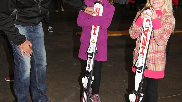 Mila Knieß (8) und Joy Fabienne Papaja (8) haben sich ähnliche Skier ausgesucht . Weil die Skier von der Größe passen, sieht Papa Uwe Knieß die Sache pragmatisch. Foto: Sonja Adam