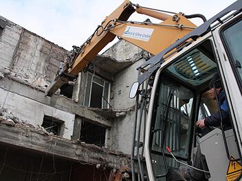 Baggerfahrer Max Stöhr ist der Mann fürs Grobe: Mit einem riesigen Meißel rückt er den Wänden des Kurgastzentrums zu Leibe. Dazu, wie es mit der frei werdenden Fläche mitten in Bad Kissingen weitergeht, macht das Finanzministerium auch nach Ende der Ausschreibung keine konkreten Angaben. Foto: Ralf Ruppert