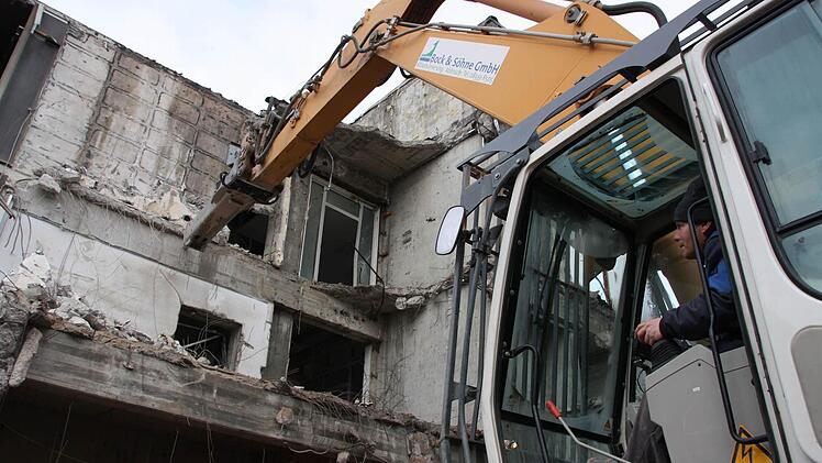 Baggerfahrer Max Stöhr ist der Mann fürs Grobe: Mit einem riesigen Meißel rückt er den Wänden des Kurgastzentrums zu Leibe. Dazu, wie es mit der frei werdenden Fläche mitten in Bad Kissingen weitergeht, macht das Finanzministerium auch nach Ende der Ausschreibung keine konkreten Angaben. Foto: Ralf Ruppert