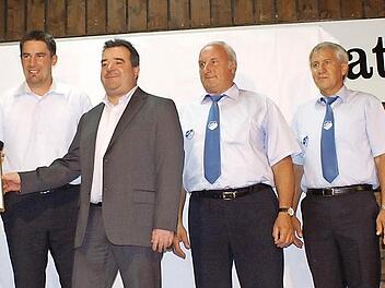 Überreichung der zweiten goldenen Raute mit Ähre (von links): Bezirksehrenamtsreferent Siegfried Tabbert, Andreas Schmittwolf, Dritter Vorsitzender Alexander Wirth, Kreisehren-amtsbeauftragter Stefan Schmitt, Kassier Hans Post, Zweiter Vorsitzender Winfried König, Schriftführer Gerhard Strohmer, Schirmherr Bürgermeister Bruno Kellner Foto: Neubecker