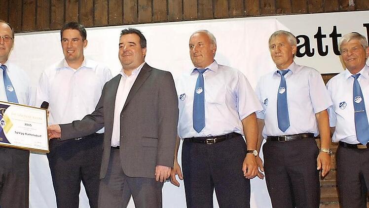 Überreichung der zweiten goldenen Raute mit Ähre (von links): Bezirksehrenamtsreferent Siegfried Tabbert, Andreas Schmittwolf, Dritter Vorsitzender Alexander Wirth, Kreisehren-amtsbeauftragter Stefan Schmitt, Kassier Hans Post, Zweiter Vorsitzender Winfried König, Schriftführer Gerhard Strohmer, Schirmherr Bürgermeister Bruno Kellner Foto: Neubecker