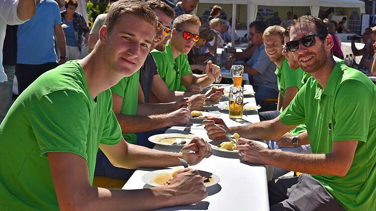 Die Spieler des Bundesligisten des VSG Coburg/Grub kommen aller Herren Länder und ließen sich Kalbsbraten mit Klößen am Samstag schmecken