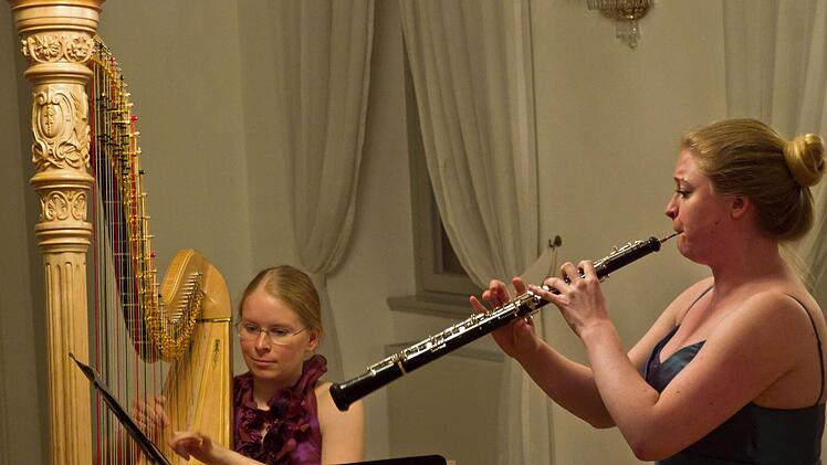 Das Duo Pasculli mit Anna-Maria Frankenberger (Harfe) und Silke Augustinski (Oboe) gastierte in Rodach. Foto: Jochen Berger