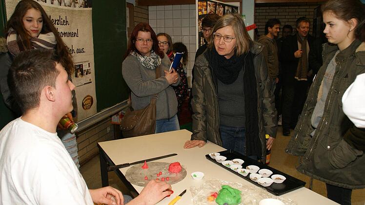 Dass die Backstube kein Platz für Morgenmuffel ist, aber auch viel Raum für Kreativität bietet, das erfuhren die Besucher am Stand der Bäckerinnung.
