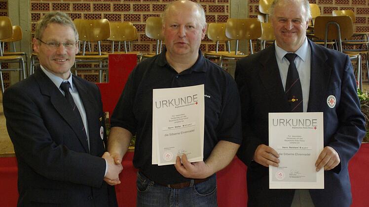 Für besondere Verdienste zeichnet Vize-Bereitschaftsführer Stephan Kippes (l.) Stefan Mützel und Reinhard Bayer (v. l.) aus. Foto: Winfried Ehling