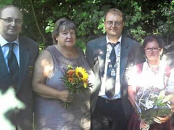 Die neuen Majestäten des Schützenvereins 1899 (v. l.): Vizekönig Heinz Lengel, Vizekönigin Marga Prell, Pistolenkönig Rainer Hagel, Gauvizekönigin Margot Paulus, Schützenkönig Siegfried Prell, Schützenkönigin Elke Möhrlein und Vizepistolenkönig Klaus Wagenhäuser  Fotos: p