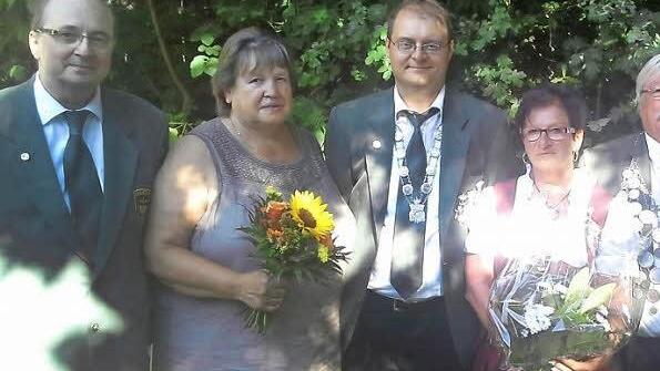 Die neuen Majestäten des Schützenvereins 1899 (v. l.): Vizekönig Heinz Lengel, Vizekönigin Marga Prell, Pistolenkönig Rainer Hagel, Gauvizekönigin Margot Paulus, Schützenkönig Siegfried Prell, Schützenkönigin Elke Möhrlein und Vizepistolenkönig Klaus Wagenhäuser  Fotos: p