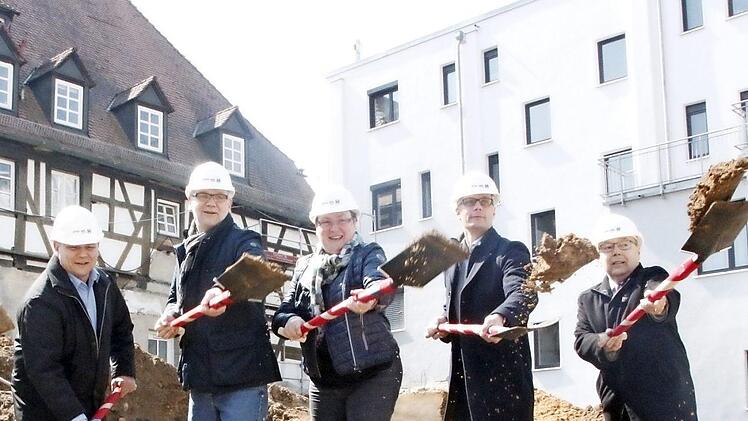 Detlef Winkler (links) sowie Franz Stumpf, OB Uwe Kirschstein und Sigrun Wagner griffen beherzt zur Schaufel.  Foto: Josef Hofbauer
