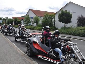 Helm auf, Jacke zu und los geht es: Die Trike-Gruppe mit ihren Sozia. Foto: Roland Eyrich