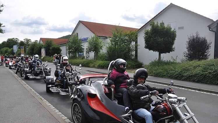 Helm auf, Jacke zu und los geht es: Die Trike-Gruppe mit ihren Sozia. Foto: Roland Eyrich