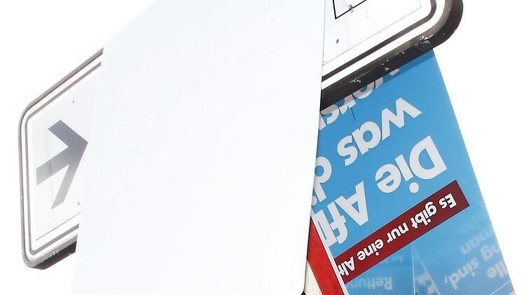 Abgerissenes Plakat in der Innenstadt  Foto: Josef Hofbauer