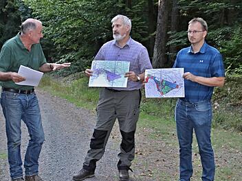 Forstamtsrat Wolfgang Meiners, zuständiger Revierleiter, erläutert anhand von Kartenmaterial die besichtigten Waldflächen. Als Kartenhalter betätigten sich (von rechts) Bürgermeister Wolfram Thein und Forstoberrat Jürgen Hahn.Helmut Will