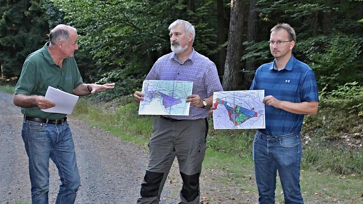 Forstamtsrat Wolfgang Meiners, zuständiger Revierleiter, erläutert anhand von Kartenmaterial die besichtigten Waldflächen. Als Kartenhalter betätigten sich (von rechts) Bürgermeister Wolfram Thein und Forstoberrat Jürgen Hahn.Helmut Will