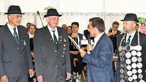 Bürgermeister Jens Korn (2 v.r.) zeichnete den langjährigen Vorsitzenden der Schützengesellschaft, Josef Maier (2 v. l.), mit einer Urkunde aus. Mit im Bild Vorsitzender Harald Müller (links) und der neue Schützenkönig Stefan Müller-Gei.