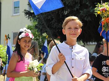 Geschmückt mit Blumen und Fahnen zogen die Thurnauer Kinder durch die Straßen.Katharina Müller-Sanke