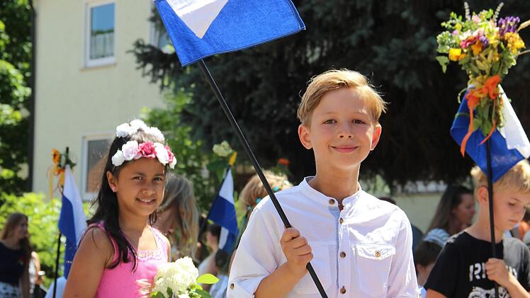 Geschmückt mit Blumen und Fahnen zogen die Thurnauer Kinder durch die Straßen.Katharina Müller-Sanke