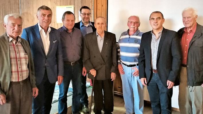 Die Veteranen- und Soldatenkameradschaft Hegnabrunn hat treue Mitglieder geehrt. Im Bild (von links) Beisitzer Karl Ehrensberger, Bürgermeister Siegfried Decker, Gerhard Kastner, stellvertretender Vorsitzender Holger Hentschel, Gerhard Bittermann, Peter Martin, Vorsitzender Alexander Wunderlich und Heinz Hannemann. Foto: Werner Reißaus