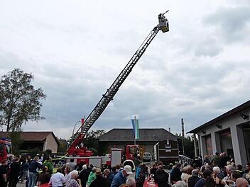 Mit einer Vorf&uuml;hrung wurden den Festg&auml;sten die Einsatzm&ouml;glichkeiten der bis zu 30 Meter ausfahrbaren Drehleiter gezeigt.  Fotos: Christian Licha