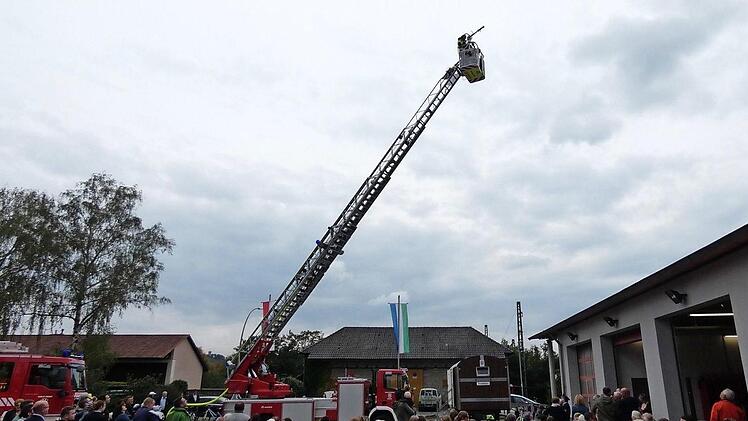 Mit einer Vorf&uuml;hrung wurden den Festg&auml;sten die Einsatzm&ouml;glichkeiten der bis zu 30 Meter ausfahrbaren Drehleiter gezeigt.  Fotos: Christian Licha