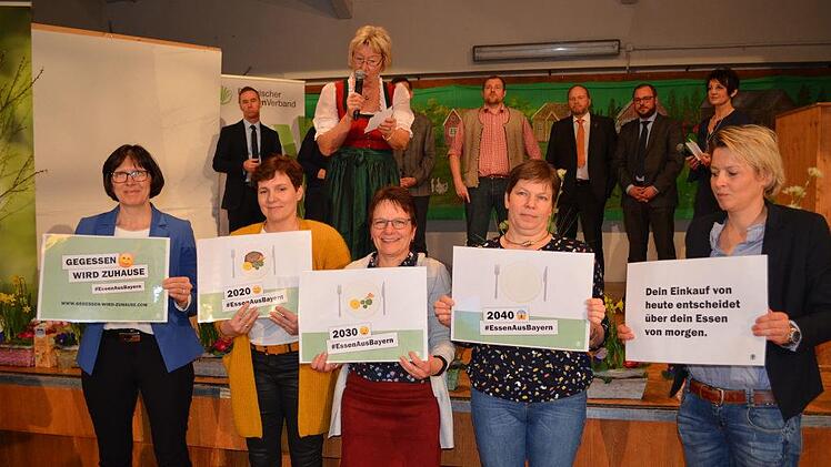 Die Damen des Vorstands präsentieren die Werbeplakate für die neue Kampagne "Gegessen wird zu Hause". Foto: Gabi Bertram