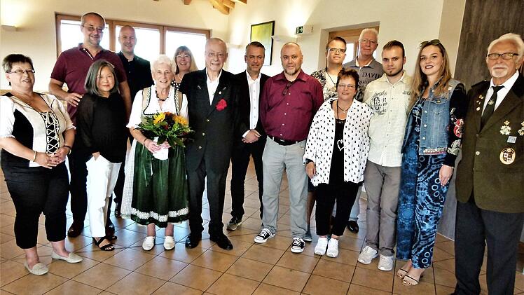 Diamantenen Hochzeit feierten Dietmar und Christa Burghofer im Kreise ihrer Familie.  Foto: Werner Reißaus