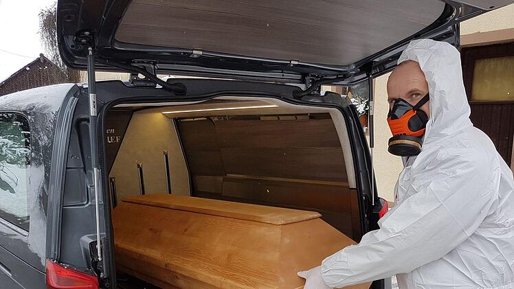 In voller Schutzmontur samt professioneller Atemschutzmaske ist Bestatter Frank Stief im Einsatz, wenn er verstorbene Covid-19-Patienten abholt.Alexander Hartmann