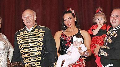 Die Artisten und die Zirkus-Familie Frank feiert in Rödental Premiere ihrer neuen Tour.