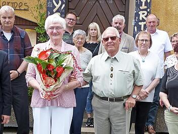 Ruth Ettel (vorne, mit Blumen) mit Ehemann Günter(rechts daneben) im Kreise der Geburtstagsgäste, vorne links Bürgermeister Franz Uome