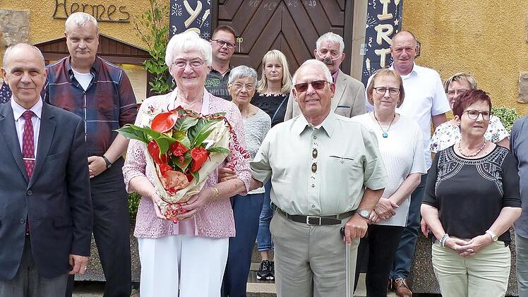 Ruth Ettel (vorne, mit Blumen) mit Ehemann Günter(rechts daneben) im Kreise der Geburtstagsgäste, vorne links Bürgermeister Franz Uome