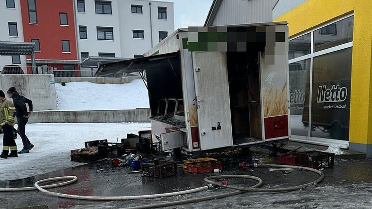Bäckerei-Wagen in Lichtenfels brennt komplett aus - Gasflasche droht zu explodieren