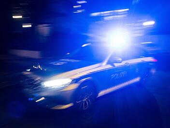 Aschaffenburg: Lauter Knall reißt Anwohner aus dem Schlaf: Mercedes im Vorgarten - Fahrerin betrunken