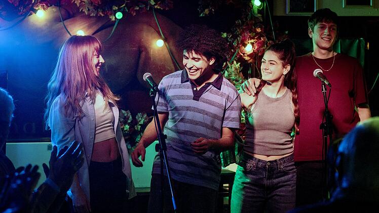 Ein scheinbar gel&ouml;ster Moment beim Karaoke-Abend, aber geht es einem von vier Freunden eigentlich sehr schlecht? Die Abiturienten (von links) Julia (Mina-Giselle R&uuml;ffer), Waldi (Lukas von Horbatschewsky), Mina (Derya Akyol) und Tom (Kosmas Schmidt) lassen sich nicht in die Karten schauen.