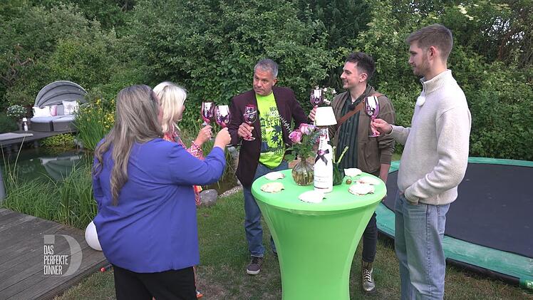 Wie es sich bei einem königlichen Dinner gehört, gibt es Champagner für alle. Von links: Steffi, Betty, István, Marc und Morris.
