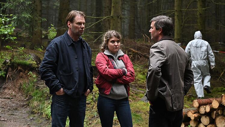 Am Fundort der Leiche treffen Kommissar Winkler (Kai Scheve, links) und seine Kollegin Karina Szabo (Lara Mandoki) den B&uuml;rgermeister Bj&ouml;rn Haberkorn (Thomas Scharff).