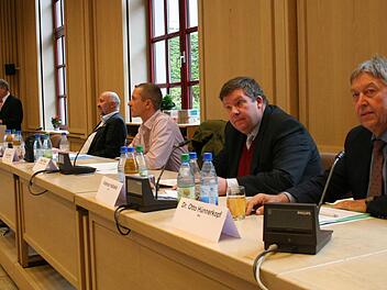 Paul Streng, Hartmut Stiller, Jürgen Gläser, Volkmar Halbleib und Dr. Otto Hünnerkopf auf dem Podium der Abschlussveranstaltung der Seniorenwochen.  Foto: Paulus