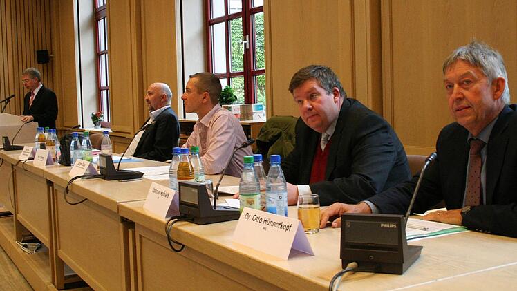 Paul Streng, Hartmut Stiller, Jürgen Gläser, Volkmar Halbleib und Dr. Otto Hünnerkopf auf dem Podium der Abschlussveranstaltung der Seniorenwochen.  Foto: Paulus