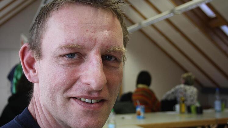 Ronny Wasserberg, 40 Jahre: Der ehemalige Sozialarbeiter lebt seit etwa fünf Jahren in Kitzingen und arbeitet im Netto-Zentrum in Kitzingen. Dort wurde er gefragt, ob er nicht Interesse am Job des Betriebs-Ersthelfers hätte - und Ronny sah gleich zwei Vorteile, ihn anzunehmen. Zum einen ist es immer gut, sich am Arbeitsplatz so unverzichtbar wie möglich zu machen. "Ich habe aber auch viel dazugelernt, mein angestaubtes Wissen wieder aufgefrischt."
