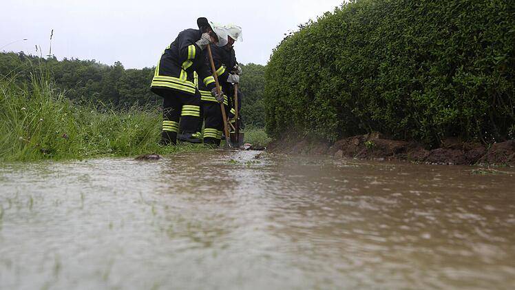 Bereits am Sonntag musste die Feuerwehr ausrücken. Hier in Schammelsdorf drohten Häuser vom aufgestauten Regenwasser überschwemmt zu werden. Foto: News5 / Herse