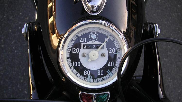 6521 Kilometer zeigt der Tacho der BMW, eingelassen im Scheinwerfer und zwischen chromblitzenden Lenker, an.Foto: Helmut Will