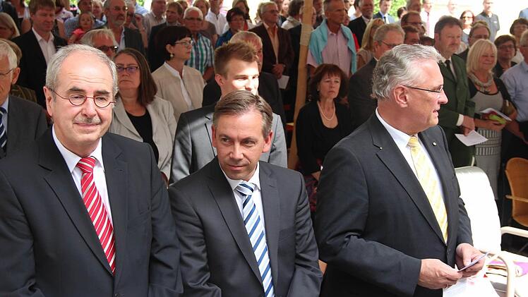Thomas Bauer, Alex Tritthart und Joachim Hermann (von links) gehörten zur großen Schar der Gratulanten. Foto: Johanna Blum