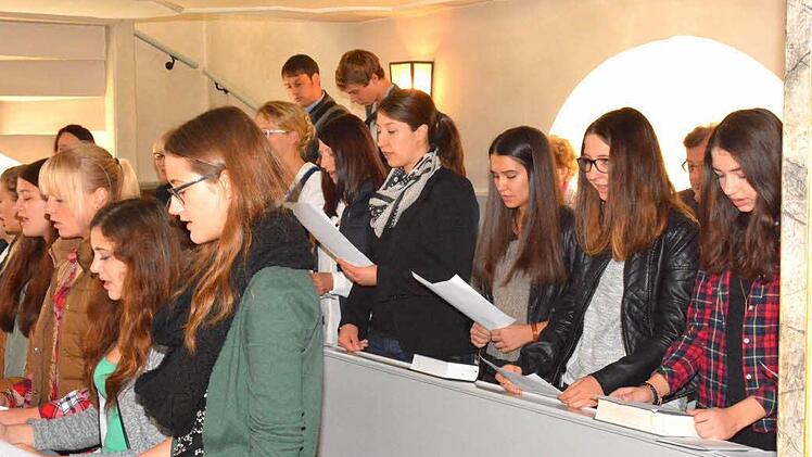 Pfarrer Stephan Aupperle konnte es mit allen Generationen. Hier verabschiedet sich die Evangelische Landjugend von ihm. Foto: Schmidt