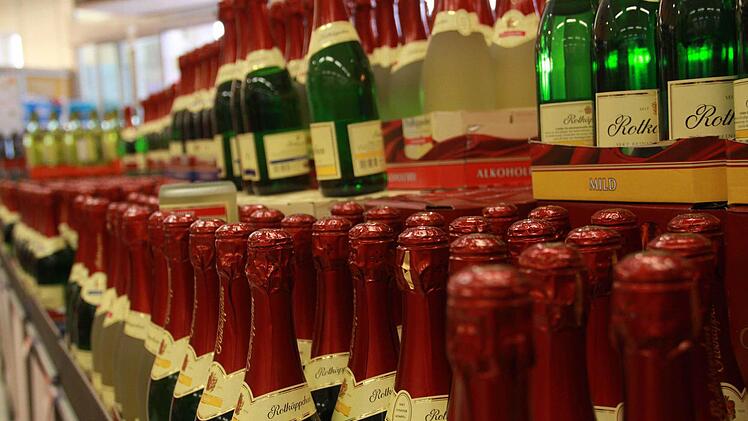 Jetzt müssen die Regale randvoll bestückt sein, "sonst hat man verloren", sagt Kurz Schreiner. Vor Weihnachten wird übrigens mehr Sekt gekauft als vor Silvester.  Foto: Schmitt