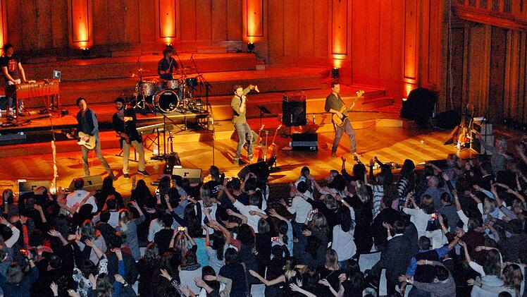 Sänger Tom Beck (Mitte) und seine "Horny Honks" brachten die Fans im Regentenbau zum Toben.  Foto: Dobschütz