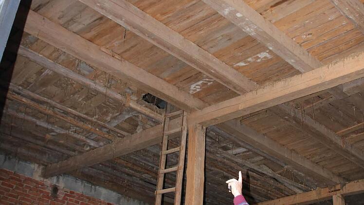 Anton Henneberger zeigt auf die Jahreszahl 1950 in seiner Scheune. Nach dem Krieg wurden die Scheunen in der Grube neu errichtet.  Foto: Heike Beudert